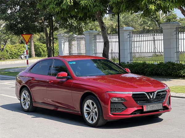 VinFast Lux A Premium 2022 đỏ
