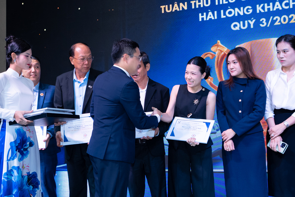 VINFAST THỚI BÌNH – TRÀ VINH VINH DỰ NHẬN GIẢI THƯỞNG TUÂN THỦ TIÊU CHUẨN DỊCH VỤ QUÝ III/2025 VINFAST THỚI BÌNH – TRÀ VINH VINH DỰ NHẬN GIẢI THƯỞNG TUÂN THỦ TIÊU CHUẨN DỊCH VỤ QUÝ III/2025